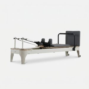 Reformer Pilates en bois blanchi pour studio professionnel
